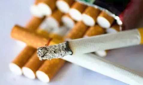 香烟盒上为什么要写“吸烟有害健康”六个字？不是自相矛盾吗？