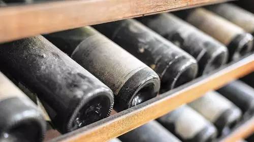 葡萄酒的垂直品鉴和水平品鉴分别指什么？