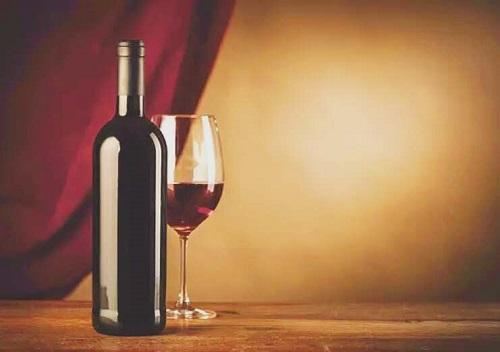 你知道饮用葡萄酒时应该如何敬酒吗?